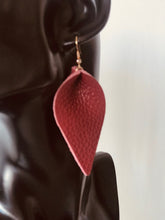 Load image into Gallery viewer, Leather petal earrings - red
